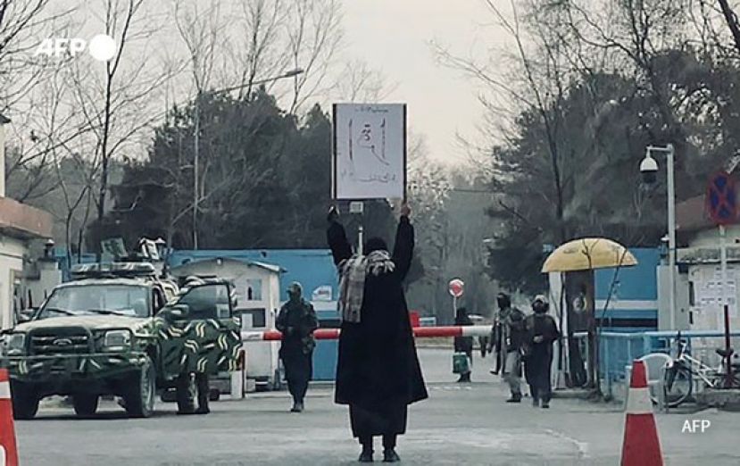 阿富汗女学生独自在大学门口举牌要求读书