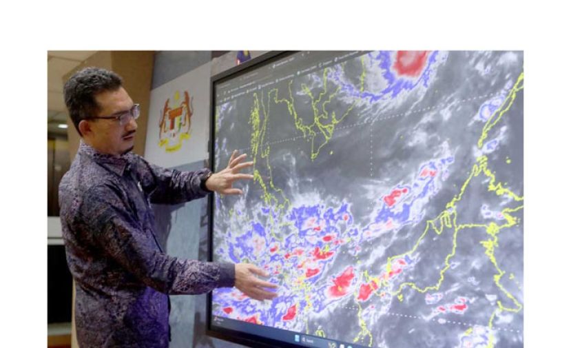 气象局总监莫哈末希山向媒体介绍热带风暴“SENYAR”登录情况。