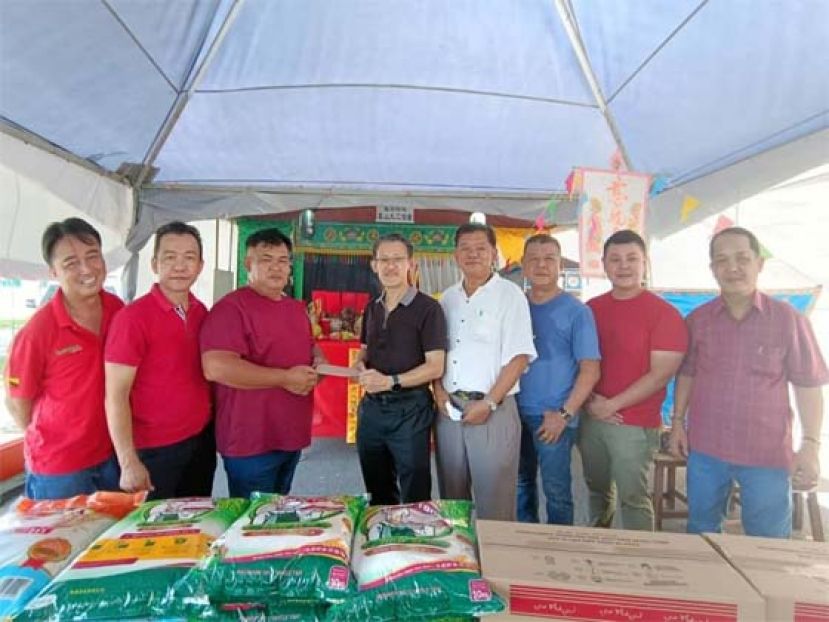 诗山凤山寺威灵阴殿九天保安广泽尊王泰山东嶽殿大二伯爷庙壬寅年盂兰节胜会炉主郑永途（左3）由人联党峇都林当支部主席薛华东（左4）手中接过感谢慈善布施函；左起为该庙壬寅年盂兰节胜会第二头家黄祥斌、副炉主罗如健；右起是第五头家杨锦坤、第三头家徐和成、第一头家陈书裕、人联党峇都林当支部副宣教陈中兴。