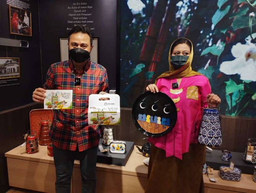 技术卓越中心商业部总经理默哈末沙林（左）在推展可回收手提食物盒时摄、