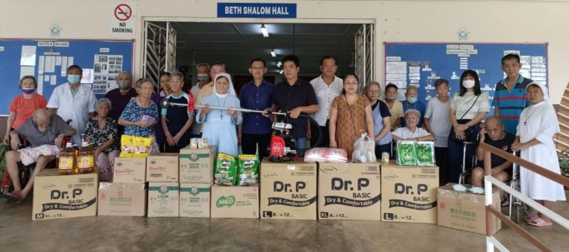 毕打拿忠福宫主席许义华（左7）及顾问薛华东（左6）移交布施物资予平安之家负责人乌苏拉连修女。