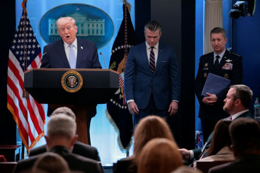 6日，美国总统特朗普与军方共同举行记者会。身旁为美国国防部长赫格塞思丶美国参谋长联席会议主席凯恩。