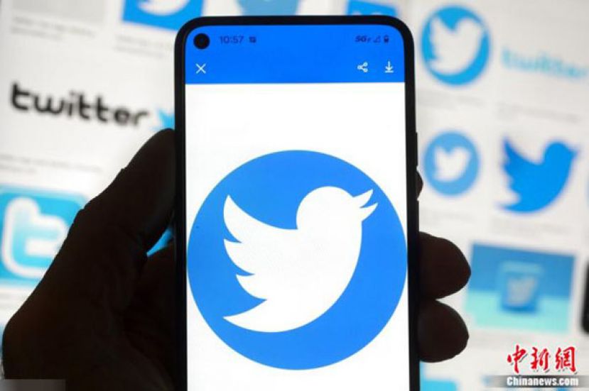 2022年10月14日，波士顿的手机上显示推特logo。
