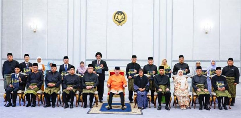 国家元首苏丹依布拉欣（中）和新任法官等合影。