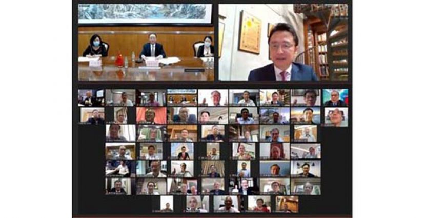 中总领导在丹斯里戴良业（右上图）的率领下与欧阳玉靖大使（左上图）交流。
