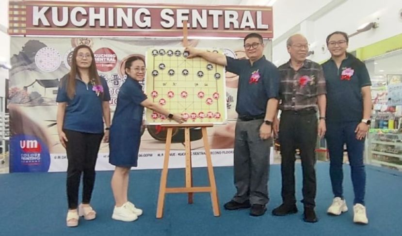挂帅仪式进行时影。左起为三马拉汉省象棋公会主席刘杏华、晋汉连省华总妇女组秘书刘亿、三马拉汉省象棋公会会长甲必丹曾令威、三马拉汉省象棋公会名誉顾问林键华以及古晋象棋公会主席余欣如。 