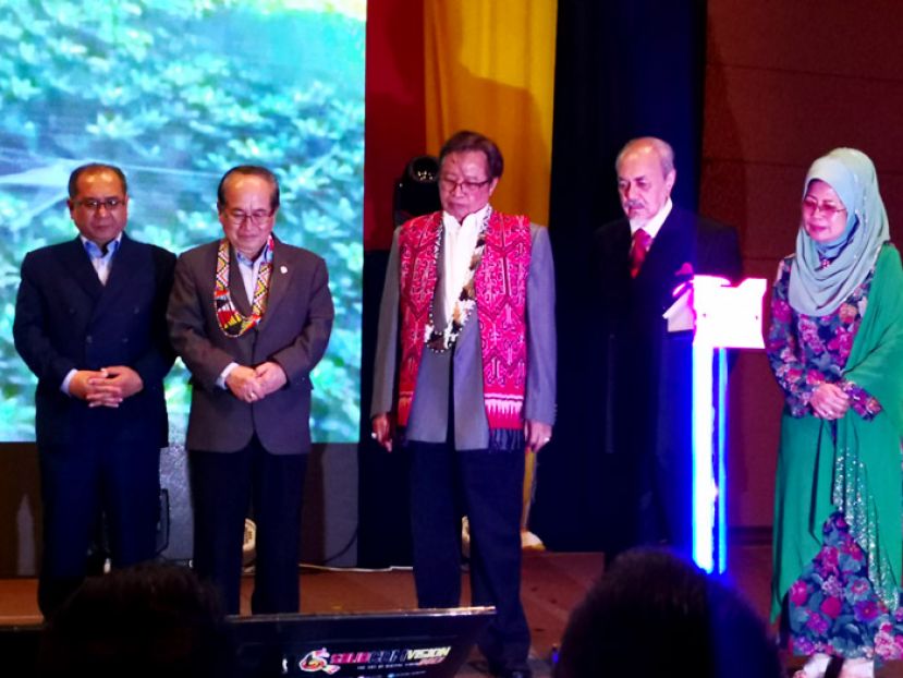 首长拿督巴丁宜阿邦佐哈里（中）为砂中区2018土地修正法令汇报会主持开幕。左二;为副首长拿督阿玛道格拉斯。