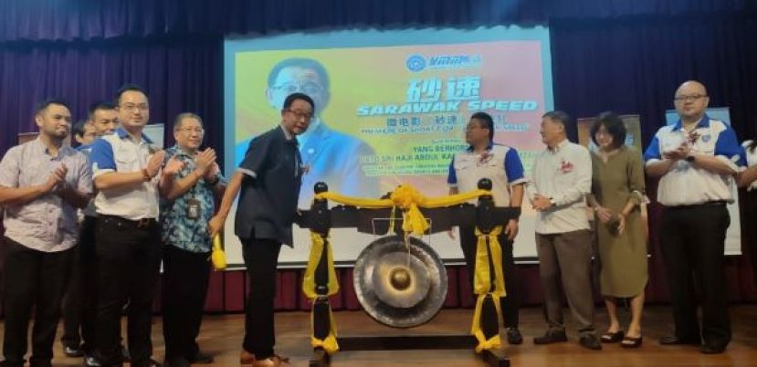 砂拉越旅游、创意产业及表演艺术部长拿督斯里阿都卡林(左四)准备为青运砂拉越分会首部微电影《砂速》（Sarawak Speed）首映礼主持推展时摄。