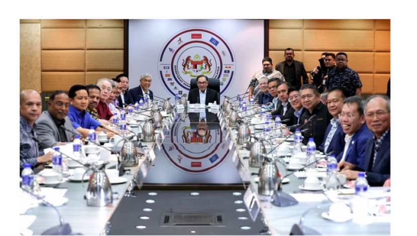 安华(中)主持团结政府秘书处会议。