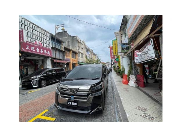 倪可敏的官车停放在扁担饭餐馆前。