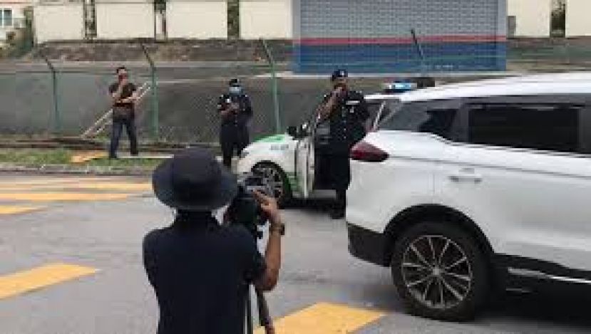 警方透过扩音器，劝告在场工作的媒体，遵守防疫标准作业程序。