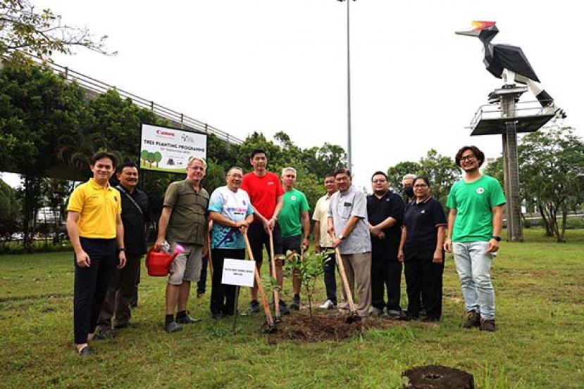Malesiana Tropicals 私人有限公司首席生物分类学家Peter Boyce（左3）、古晋南市市政厅市长拿督黄鸿圣（左4）, 大马佳能古晋分行主管Christopher Chin（左5）和马来西亚自然协会古晋分会副主席Solomon Hii 在古晋Burung Kenyalang立交桥（交通圈）为种植树苗活动主持推介仪式。