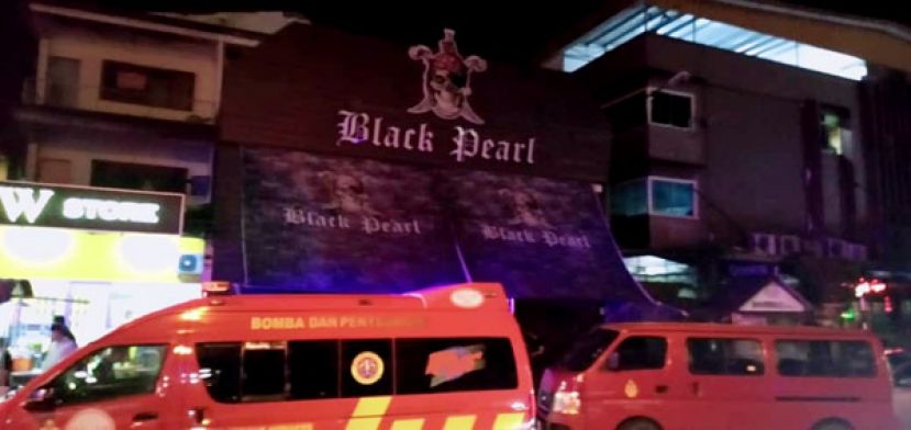 消拯人员在美里北友成路商业店，营救受困火海租户的行动。