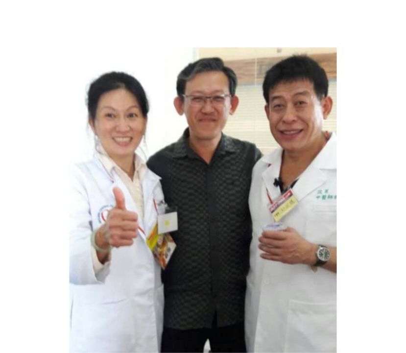  人联党峇都林当支部主席薛华东（中）与来自台湾做中医义诊许国模医师（右）团队合影。