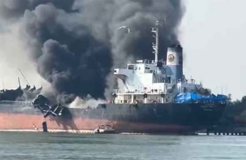 一艘油轮周二在夜功府湄公河码头爆炸。