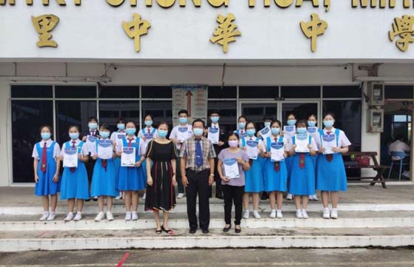 为美中带来荣誉的师生与校长翁义鸿(前排中)合摄。