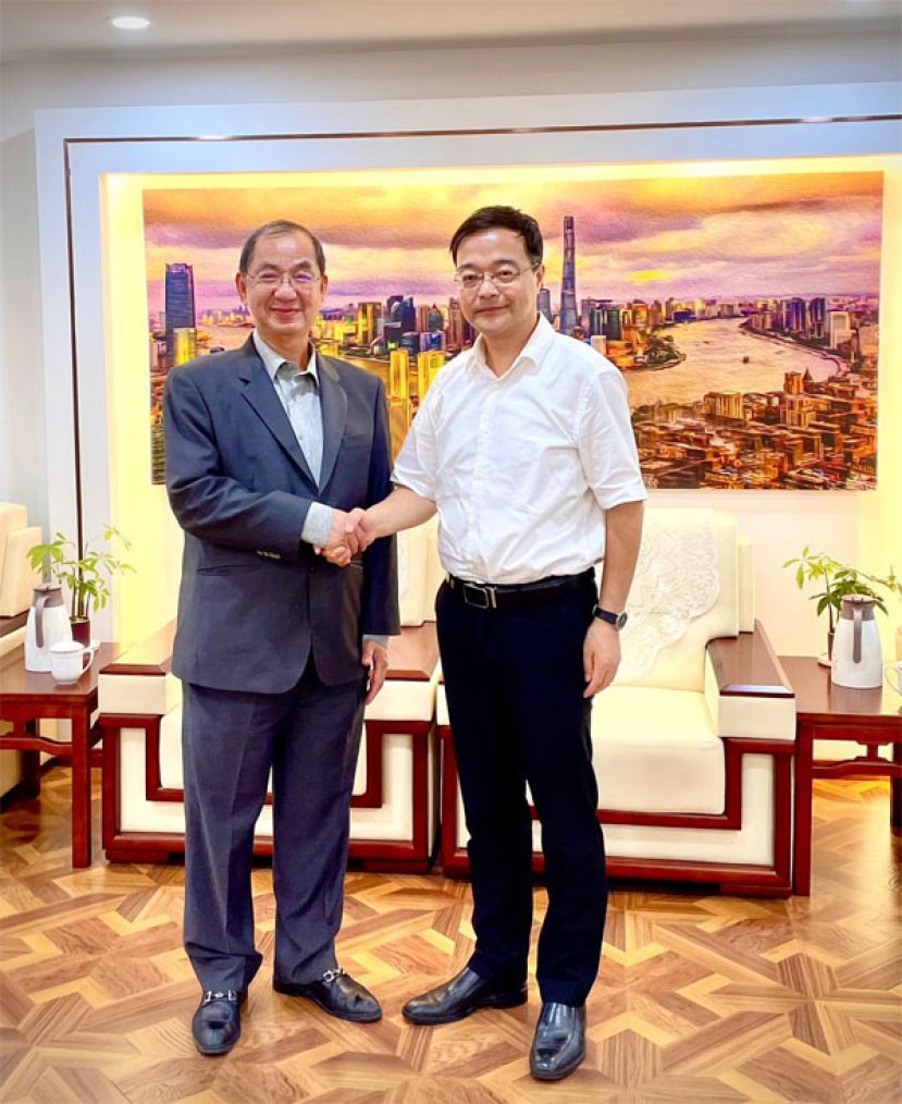 拿督吴恒灿访问上海市侨联与市侨联主席齐全胜合照。