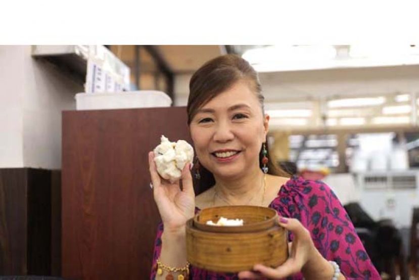 居港28年的大村女士一身贵妇打扮，12年来制作无数香港点心微模型。