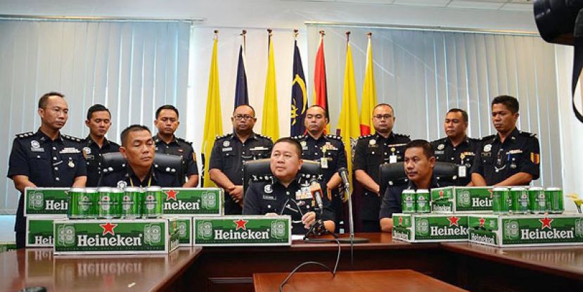 砂警察普通行动组总指挥官拿督许国振高级助理总监，今早与一众高级警官陪同下召开新闻发布会。