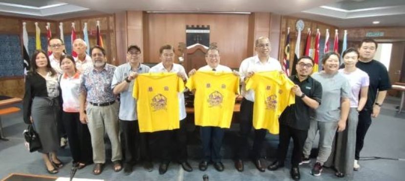 前排右四起为市长行活动副筹委会主席扎玛鲁丁、南市副市长拿督再迪、市长黄鸿圣、古晋节筹委会主席莫壮平及赞助商欢迎市民踊跃参与市长行活动。
