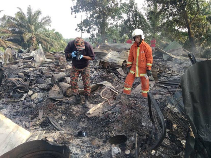 消拯局鉴证组官员在现场采证勘查。