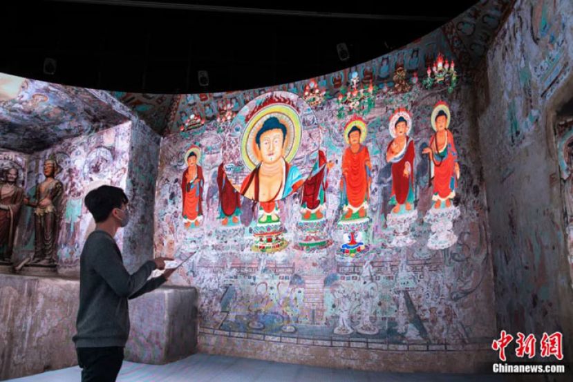 邵志飞教授带领的艺术科技项目&ldquo;未来影院系统&rdquo;让观众与影像进行互动，随自己的喜好放大影像。