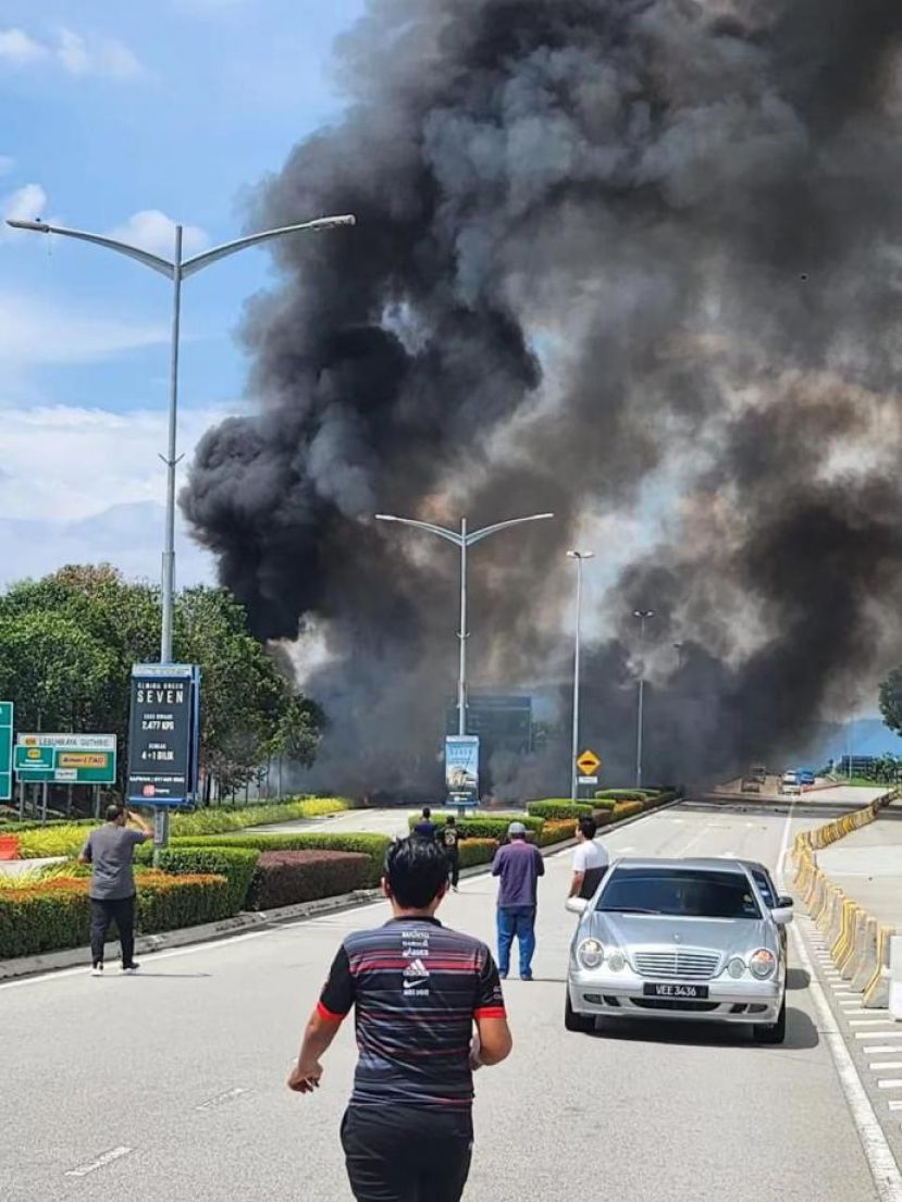 小型飞机坠毁爆炸  酿10人死亡