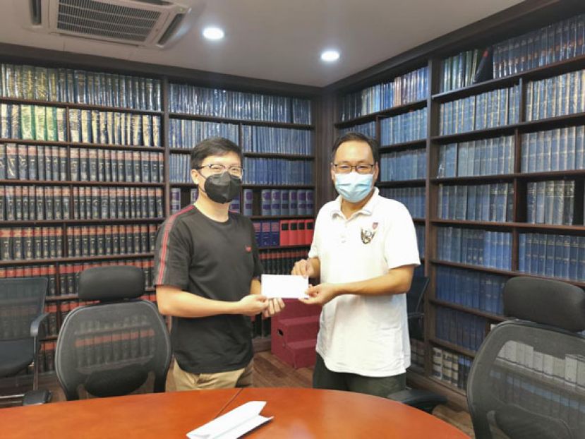 张健仁（右）移交李氏基金会助学金予受惠的学生。
