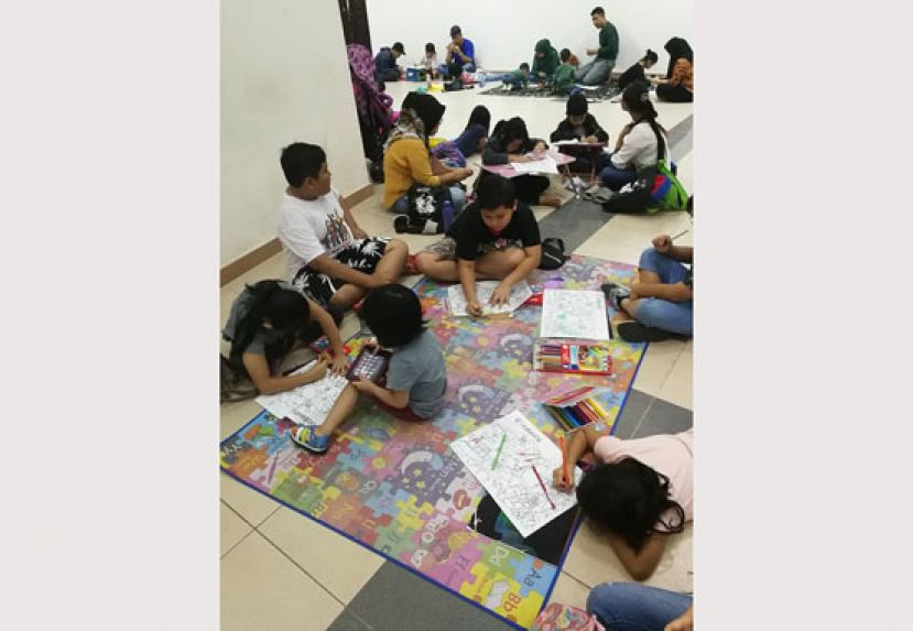 小朋友们正在参加儿童填色比赛。