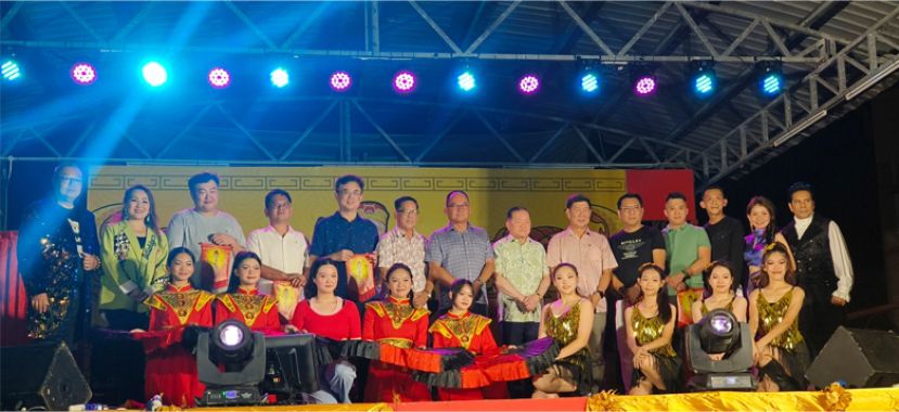 后排左起为歌手谢职安、歌手刘燕燕，文娱节目赞助人汪颂鐦、文娱节目赞助人洪伟顺、巴达旺市议会主席陈开、巴达旺十哩福德正神庙理事会主席天猛公拿督陈如飞、巴达旺十哩福德正神庙如意伯公宝诞庆典炉主拿督龚财兴、巴达旺十哩福德正神庙理事会永久名誉顾问拿督斯里刘为强太平局绅、拿督巴杜卡黄世琴、文娱节目赞助人拿督蔡传伟、文娱节目赞助人郭志强，文娱节目赞助人蔡毅豪，歌手温悦娜、歌手乔华及舞蹈员合照。