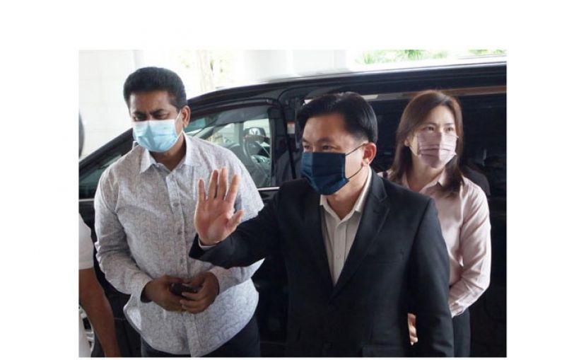 杨祖强（中）抵达法庭时影。