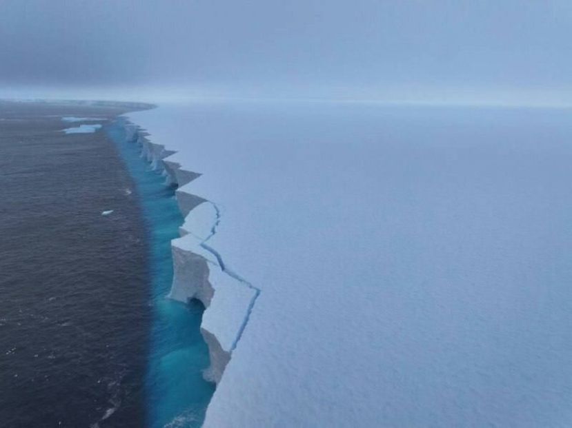 ●世界最大冰山A23a崩裂，已经有1／3面积消失。