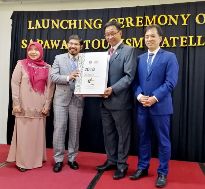 砂旅游、艺术及文化部长拿督阿都卡林（右二）及大马首席统计师拿督斯里末巫志马希迪博士（左二）推展砂旅游卫星账户时摄，右为;常务秘书许赞麒。
