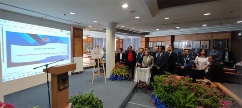 砂拉越副总理兼公共卫生、房屋及地方政府部长拿督阿玛沈桂贤为古晋南市市政局乐龄友善城市推展礼时影。 
