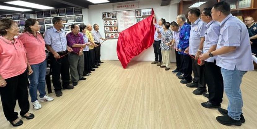 翻新会的启用礼，赞助人与征信录牌匾揭幕。左起：赞助人之一李锦蓉，妇女组主任李思玲，副会长李剑敏，名誉顾问李健洲，副会长董彩光，名誉顾问李锦春，名誉会长董伟强。右起财政李闯何，秘书长李仁赵，副会长彭少文，名誉会长李文劳，署理会长李开生及会长彭囯良。