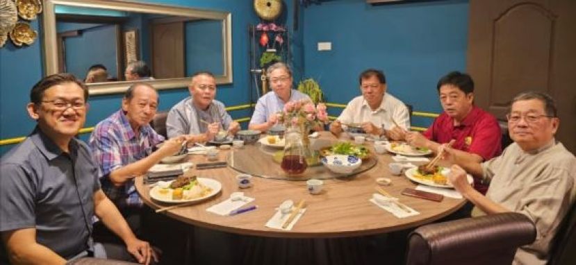 拿督邓伦奇（右起）、许义华、陈中兴、甲必丹陈贻贤、甲必丹林传政、孙守生及薛华东交流提及当年为刘善邦平反之事。