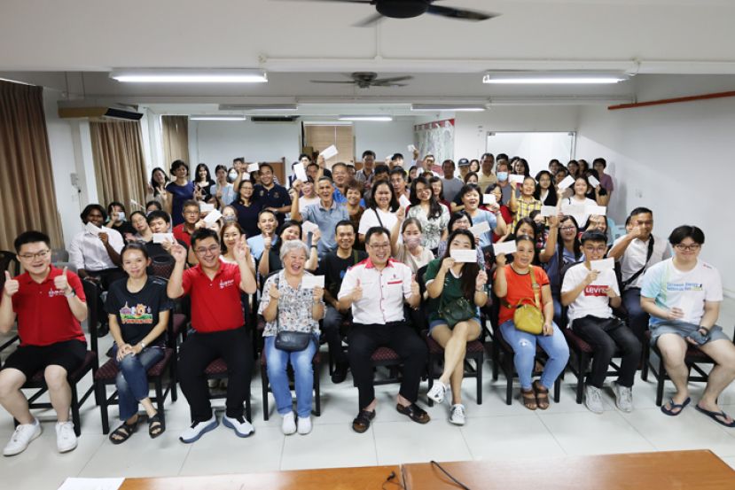 喜获助学金的学子和父亲与实旦实旦宾区国会议员张健仁（左2）合影。