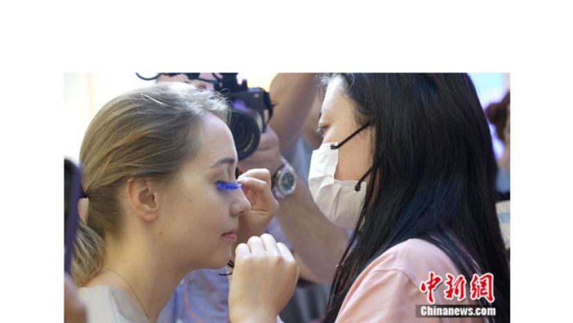 外国友人在平度市试戴假睫毛。
