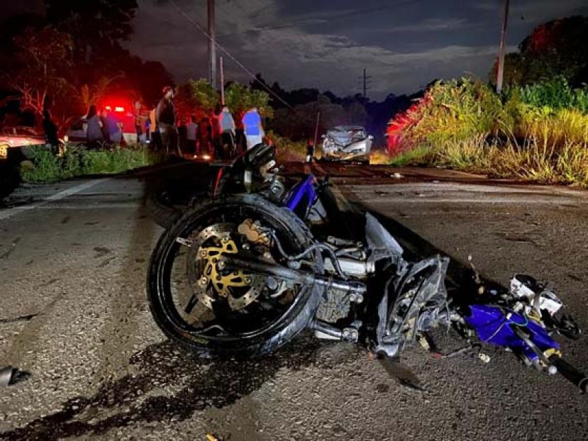 电单车被撞成一堆废铁。