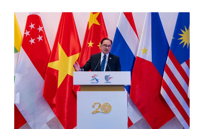 首相安华在中国南宁举办的第20届中国东盟博览会上致词。
