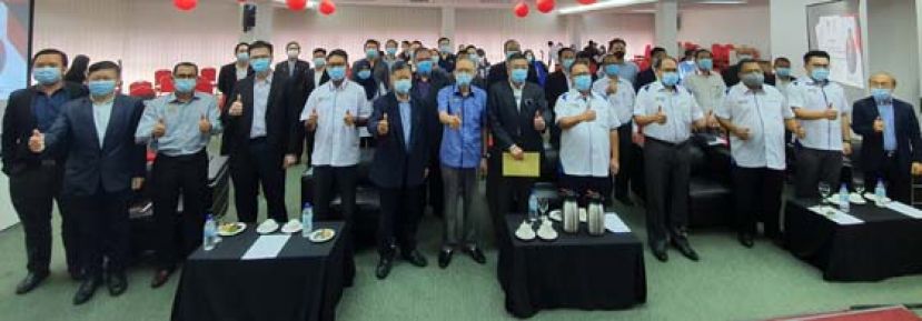 贸消部长拿督亚历山大南达林奇与砂华总与中总代表合影。