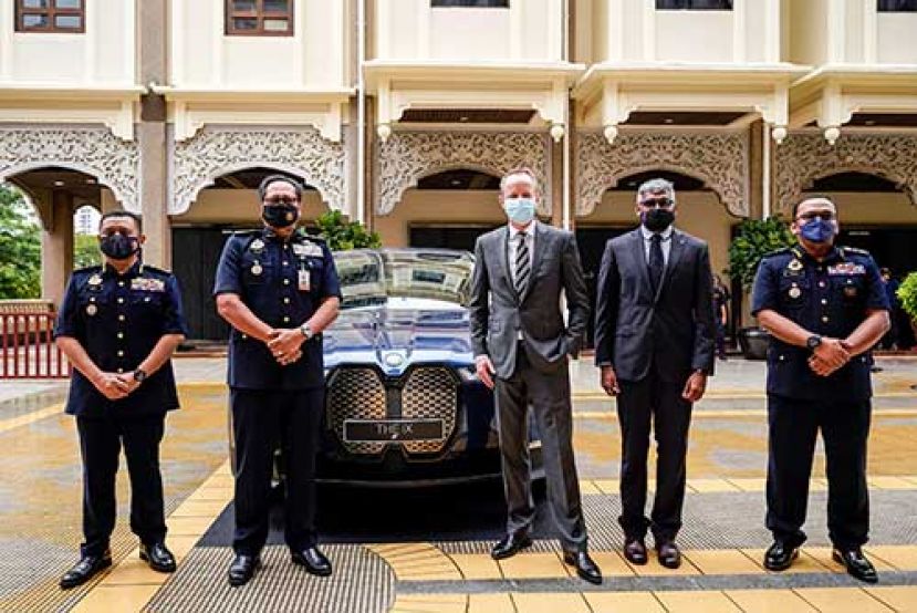 大马陆路交通局（JPJ）在首场媒体会上以BMW首款纯电运动休旅车（SAV）说明车型许可（VTA） 及验证流程。出席媒体展示会的嘉宾包括（左起）陆路交通局副总监（规划与营运）Tuan Aedy Fadly Ramli丶陆路交通局总监拿督Zailani Hj Hashim丶大马BMW集团（BMW Group Malaysia）董事经理Hans de Visser丶大马BMW集团公关部主管Sashi Ambi丶以及陆路交通局汽车工程组主任Tuan Ir. Mohd&nbsp;Yusop Mohamad。