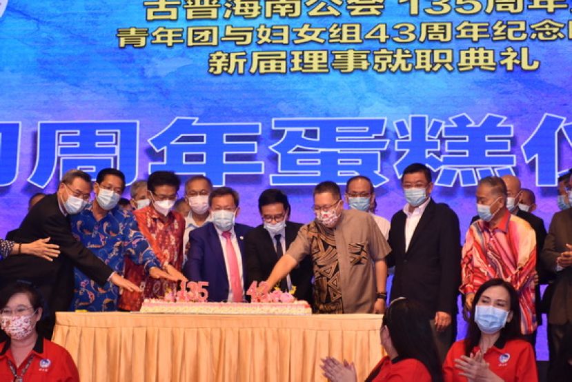 全体嘉宾共切135周年及青年团与妇女组成立43周年纪念蛋糕。