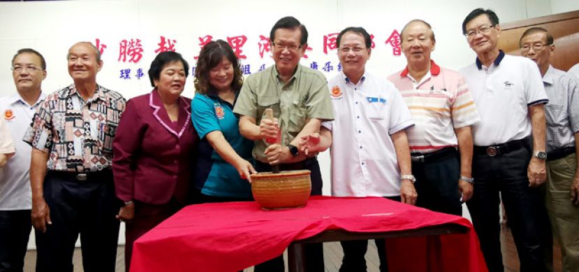 李景胜(中)在众顾问、名誉会长陪同下为擂茶日主持开幕仪式。其右是会长张雅木。