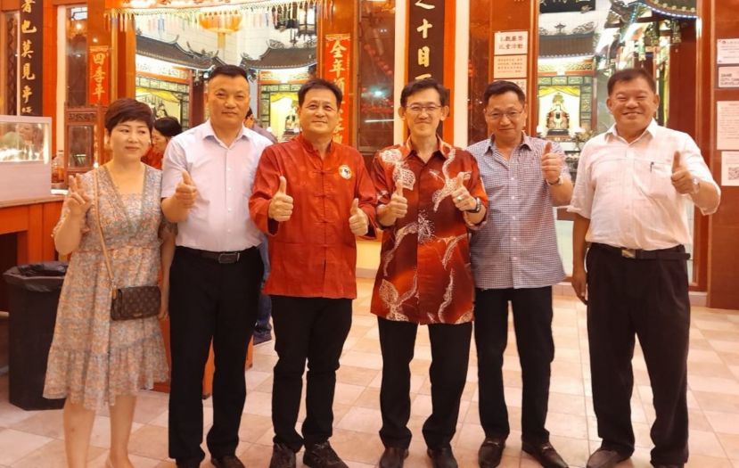  来自上海三名医师鲍山林（右2）、汪爱翠（左起）、宋厚林、礼貌拜会东嶽观主席方文祥、北市行政委员薛华东；右1为陈中兴。