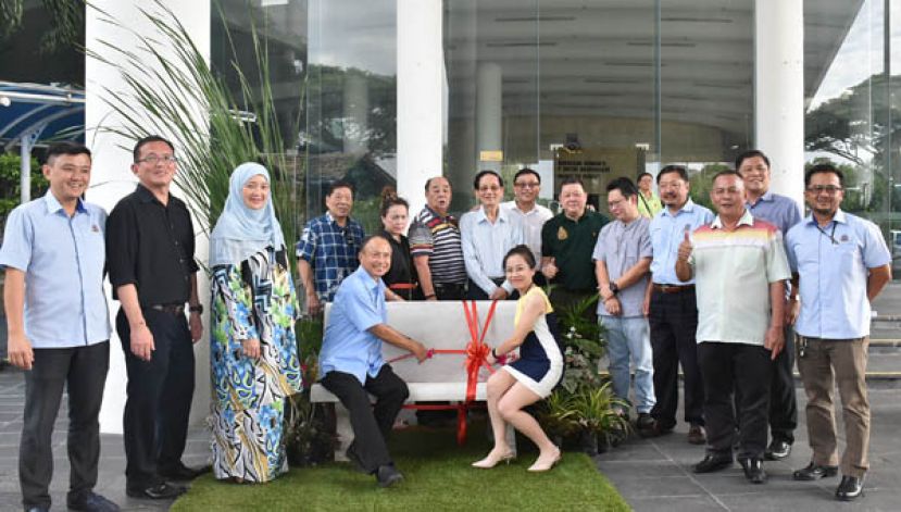 古晋南市市长曾长青（坐者左）与赞助人之一拿督斯里刘为强的代表刘亿（坐者右）象征式进行石椅移交剪彩仪式。后排左一起为赞助人刘乃爵、汪彩霞、吴祖姜、黄应岳、吴新贤、徐孝文。