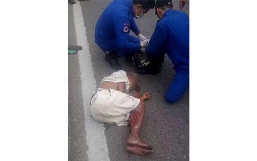 八旬拾荒老翁倒在路旁，无法动弹。