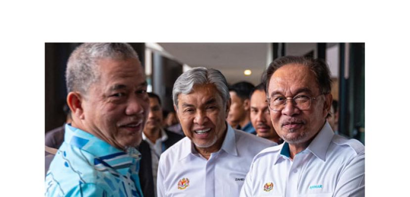 首相安华(右)和副首相阿末扎希及法迪拉(左)出席干训营。