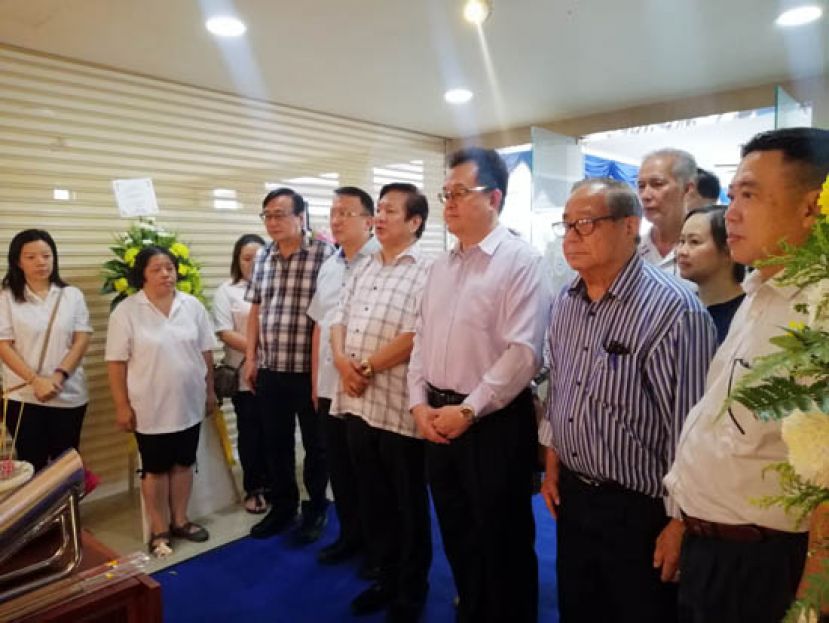 古晋中华小学校董会主席王长福（右四）率领校董们前往吊唁校董已故陈月华，右起;为六小校董副主席蓝里安、陈月华的先生王德植、校董会秘书长田松茂、署理主席蔡文铎（右五）及三小校董会副主席郑文发（右六）。