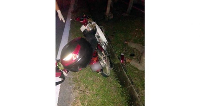 电单车翻覆在路面损坏。